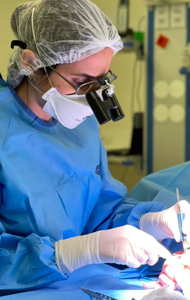 Cirurgias minimamente invasivas | Dra. Renata Paulos durante uma cirurgia