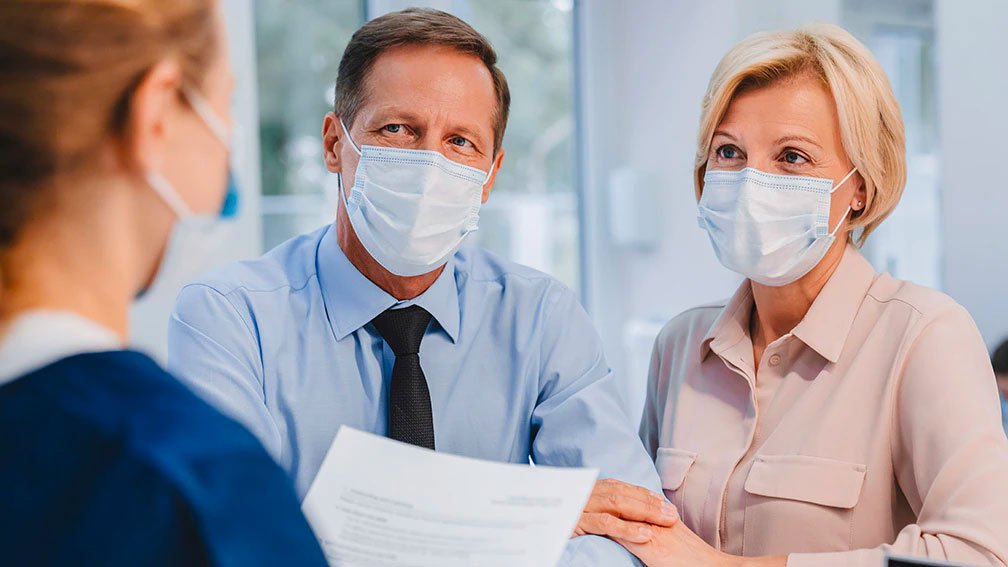 Paciente com suporte do acompanhante durante uma consulta médica